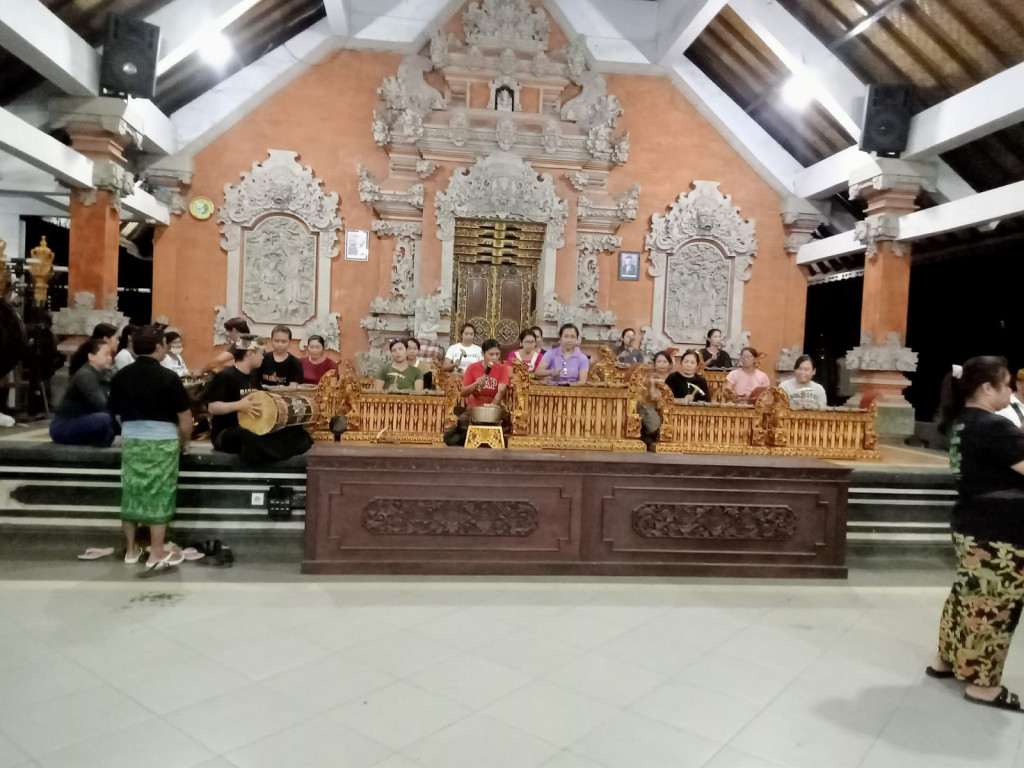 Pembinaan Gong Kebyar Desa Sibangkaja, Abiansemal Dauh Yeh Cani dan Blahkiuh